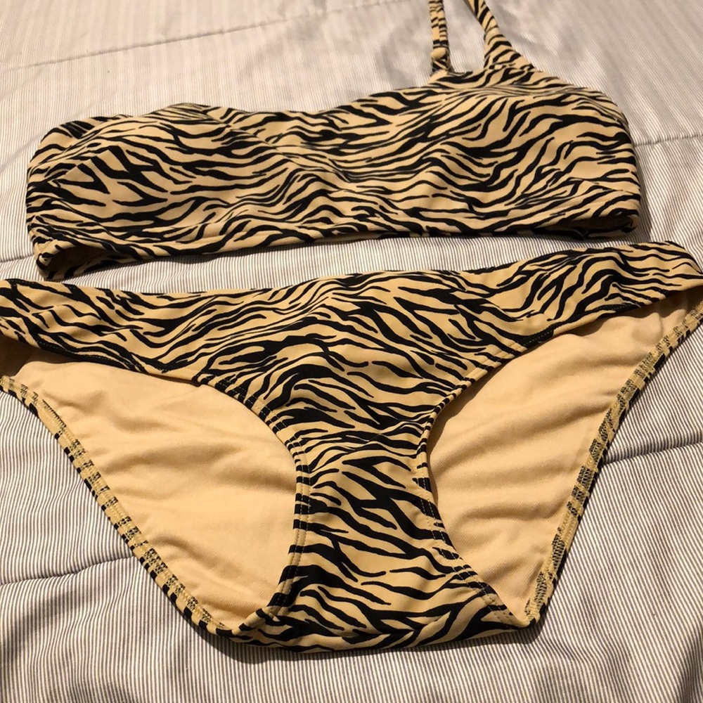 HOLLISTER Two piece swimsuit. Size L
